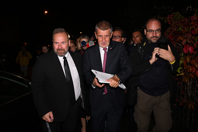 Andrej Babiš spěchá do Průhonic. 