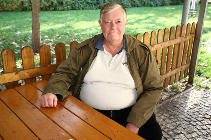 Herec Vlastimil Zavřel se objevil ve filmech Dívka na koštěti nebo Tankový prapor, nejvíce se ale do povědomí diváků zapsal dabingem Homera Simpsona.