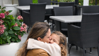 FOTO: Michaela Štoudková zahrnuje svou dceru láskou.