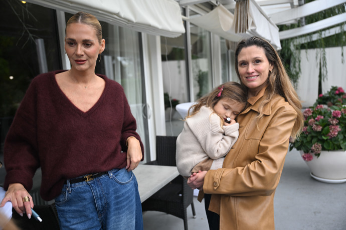 Malá Zoe v náručí své maminky Michaely Štoudkové.