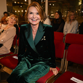 Do společnosti oblékla Hanka smaragdově zelený kalhotový kostýmek ze sametu.