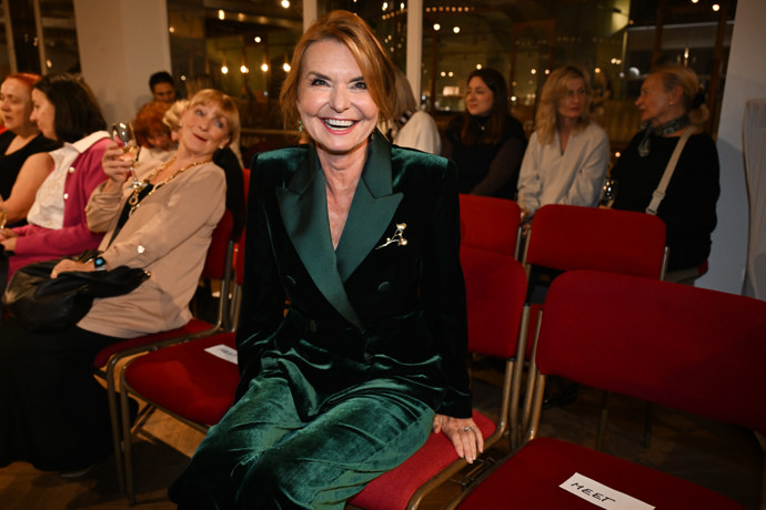 Do společnosti oblékla Hanka smaragdově zelený kalhotový kostýmek ze sametu. 