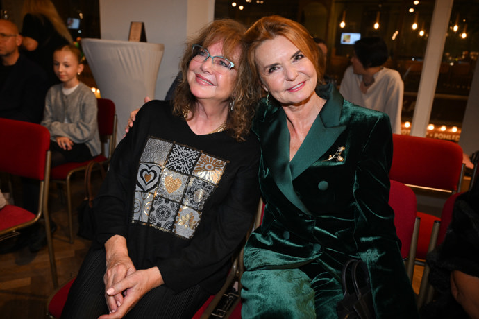 Na přehlídce se potkala se svou kamarádkou a kolegyní Marií Tomsovou. 