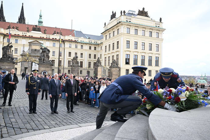 Pietní akt u sochy prvního československého prezidenta.