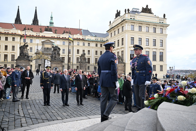Politici a hosté při kladení věnců na Hradčanském náměstí.