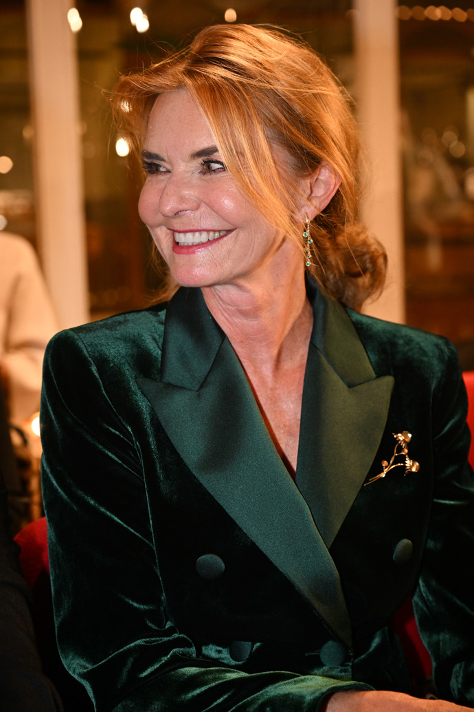 Herečka Hana Heřmánková ozvláštnila svůj dokonale podzimní sametový kalhotový kostýmek zlatou broží.