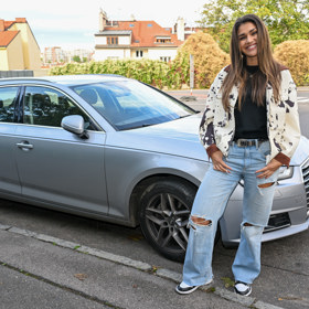 Andrea Kalousová se svým autem.