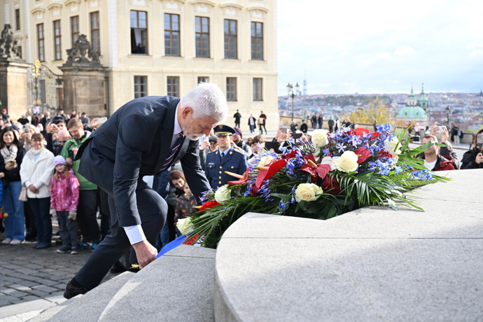 Prezident republiky a další hosté na Hradčanském náměstí.