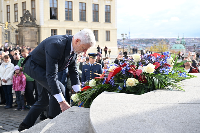 Kladení věnců k uctění památky.