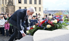 Kladení věnců k uctění památky.