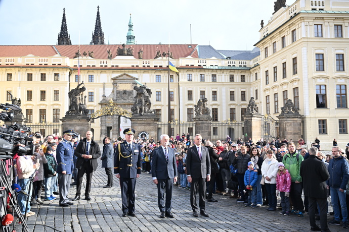 Hradčanské náměstí zaplnili lidé během oslav.