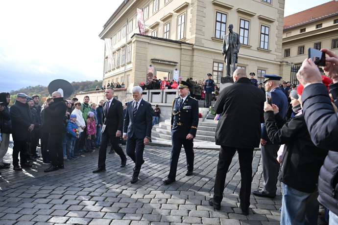 Věnce a květiny u sochy T. G. Masaryka.
