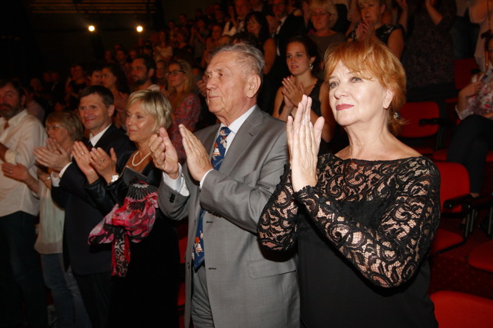 Carmen Mayerové to po boku Petra Kostky vždy velice sluší.