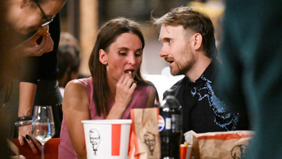 FOTO: Gregor Valentovič si objednal na premiéru snímku Nepela rychlé občerstvení.