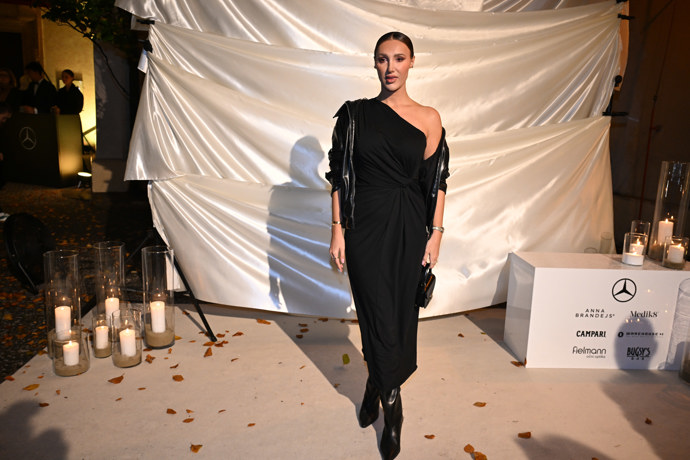 Také Taťána Makarenko se rozhodla spoléhat na černou barvu. Šaty s asymetrickým ramínkem doplnila černou koženou bundou. 