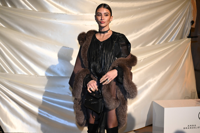 Zálešáková překryla černé šaty tmavě hnědým kožíškem. 