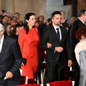 Markéta Pekarová Adamová ví, jaký střih šatů jí sluší. Červený model krásně zvýrazňuje pas a červená barva upoutá pozornost.