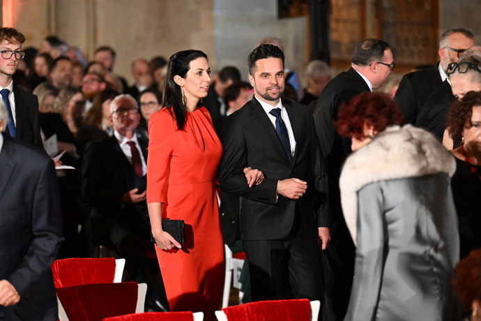 Předsedkyně sněmovny zvolila pro slavnostní večer rudou barvu.