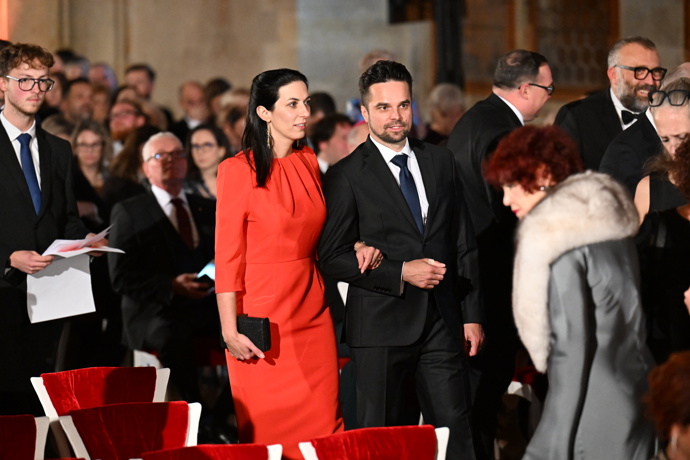 Markéta Pekarová Adamová ví, jaký střih šatů jí sluší. Červený model krásně zvýrazňuje pas a barva upoutá pozornost.