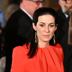 K výrazným šatům zvolila politička efektní dlouhé zlaté náušnice. Takový model krásně vynikl s napůl staženými vlasy.