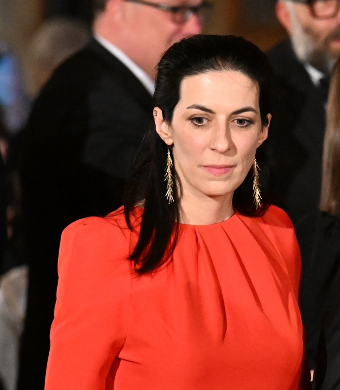 K výrazným šatům zvolila politička efektní dlouhé zlaté náušnice. Takový model krásně vynikl s napůl staženými vlasy.