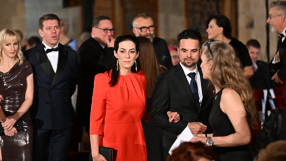 FOTO: Výrazný outfit předsedkyně sněmovny.