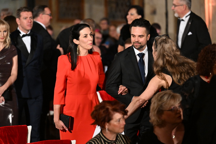 Detail červených šatů Markéty Pekarové Adamové.