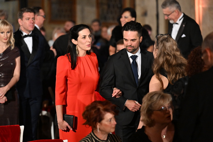 Předsedkyně sněmovny sleduje průběh ceremoniálu.