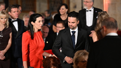 FOTO: Zářivě červená róba na Pražském hradě.