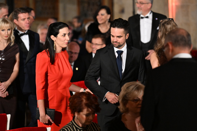 Zářivě červená róba na Pražském hradě.