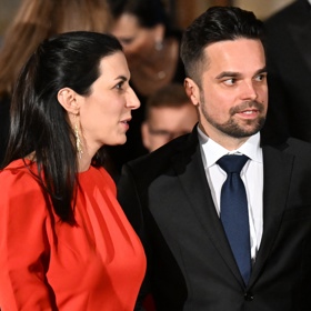 Dlouhé vlasy měla Markéta Pekarová Adamová uhlazené do polovičního culíku.