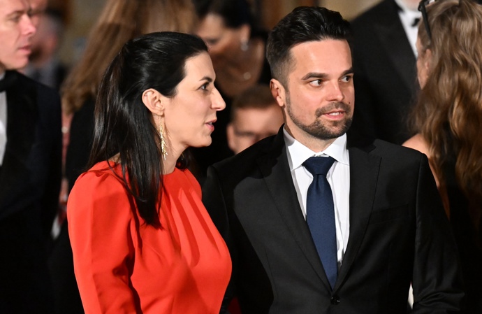 Dlouhé vlasy měla Markéta Pekarová Adamová uhlazené  do polovičního culíku.