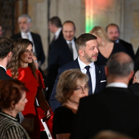 Marie doprovodila svého muže.