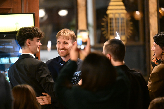 Gregor Valentovič na premiéře oslavil narozeniny.