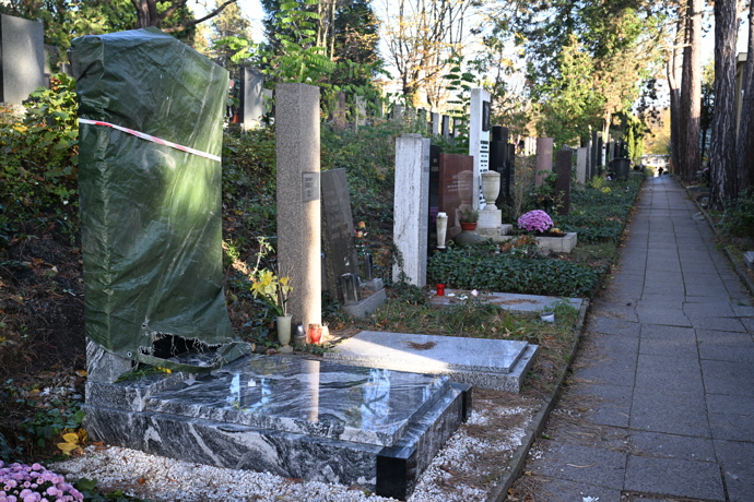 Hrob Aničky Slováčkové před odhalením.