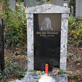 Hrob Aničky Slováčkové se nachází na Vinohradském hřbitově těsně vedle Strašnického krematoria.