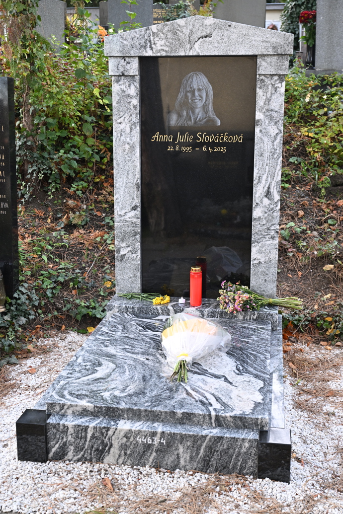 Hrob Aničky Slováčkové se nachází na Vinohradském hřbitově těsně vedle Strašnického krematoria.