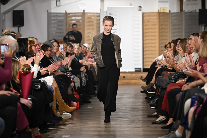 Anna Jiřina Daňhelová šla módní přehlídku. 