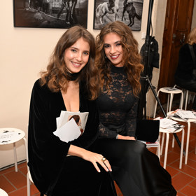 Sara Sandeva s kamarádkou na přehlídce Anamé. 