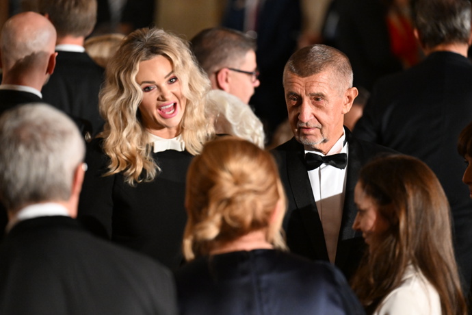 Monika Babišová vedle Andreje Babiše reprezentovala. 