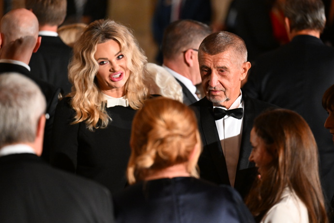 Monika Babišová překvapila jednoduchými černými šaty s bílým límečkem.