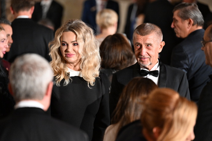 Manželé Babišovi na slavnostním ceremoniálu vypadali spokojeně.