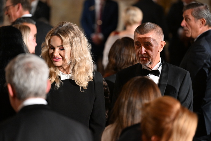 Elegantní outfit Moniky Babišové s výrazným bílým detailem u krku.