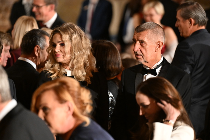 Černé šaty Moniky Babišové s bílou mašlí.