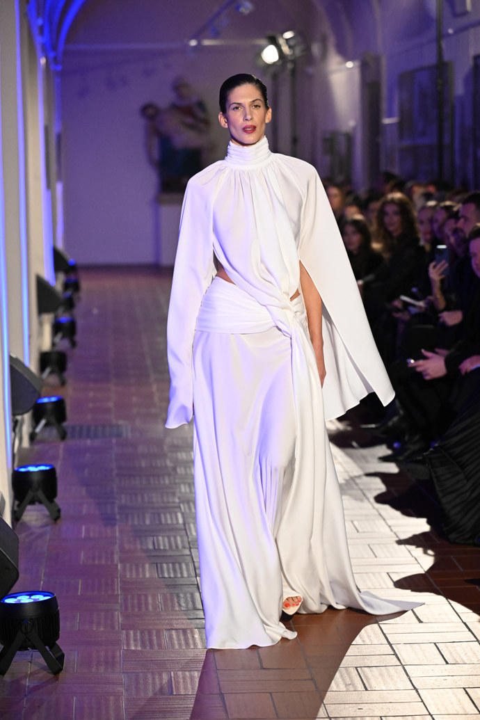 Aneta Vignerová prezentovala v rámci módní přehlídky něžně bílou róbu s průstřihy v oblasti bříška. 