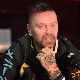 Ve filmu se znovu ocitá za mřížemi – tentokrát ale dobrovolně, před kamerou.