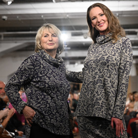 Jak je vidno, s o dvě generace mladšími modelkami se herečka během přehlídky skvěle sehrála. 