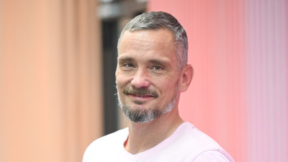 FOTO: Kačer se živý jako masér.