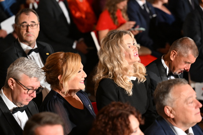 Monika Babišová v elegantní černé róbě.