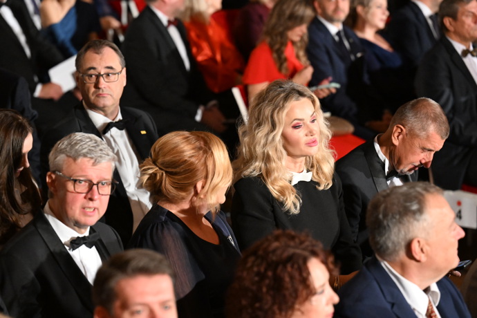 Pohled Moniky Babišové během ceremoniálu.